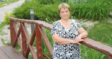 „Kai man pranešė, kad mano sūnus išvarė žmoną ir vaikus iš namų, aš iškart išskubėjau ten, bandydama suprasti, kas įvyko. Tačiau kai pagaliau pasiekiau vietą, prieš mane atsivėrė visiškai kitoks vaizdas, kuris pakeitė viską“