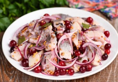 Puikus silkės užkandis su spanguolėmis ir labai skaniu padažu Puikus silkės užkandis su spanguolėmis ir labai skaniu padažu