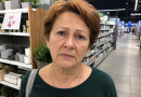 Po daugelio metų santuokos vyras paliko mane dėl jaunesnės ir pasakė žodžius, kurių nepamiršiu niekada. Kai vėliau sutikau juos parduotuvėje, jo naujoji žmona šypsojosi taip, lyg jau būtų laimėjusi. Aš pajutau, kaip dreba balsas, bet vis tiek pasakiau jai sakinį, po kurio jos pasitikėjimas dingo akyse…