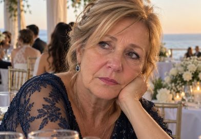 Per sūnaus vestuves marti su šypsena paprašė manęs persėsti prie tolimesnio stalo. Nieko nesakiau. Tačiau kai vedėjas paskelbė motinos ir sūnaus šokį, mano sūnus pažvelgė į tuščią kėdę šalia savęs…